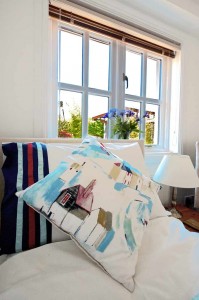 Twin-Bedroom-Garden-View-luxury-cottage-Cornwall